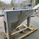 4422 bunker with screw feeder conveyor