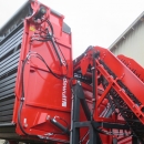 5130 Dewulf GBC carrot harvester with bunker