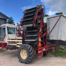 5663 Simon carrot harvester 2 row selfpropelled
