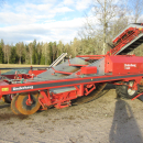 5734 Kverneland Underhaug UN2600 potato harvester