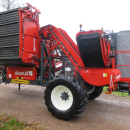 5896 Dewulf GBC carrot harvester with bunker