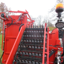 5896 Dewulf GBC carrot harvester with bunker