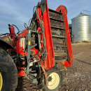 6079 Dewulf carrot harvester with elevator