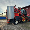 6079 Dewulf carrot harvester with elevator