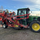 6079 Dewulf carrot harvester with elevator