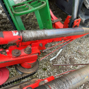6079 Dewulf carrot harvester with elevator