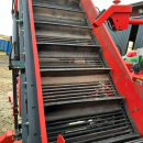 6079 Dewulf carrot harvester with elevator