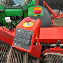 6079 Dewulf carrot harvester with elevator