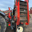 6079 Dewulf carrot harvester with elevator