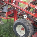 3417 Simon carrot harvester 1 row with bunker