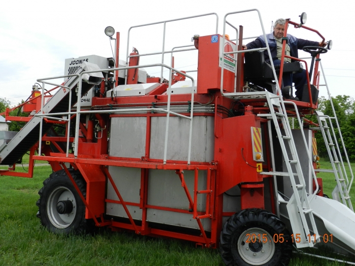 4117 Joonas 1500 berry harvester 