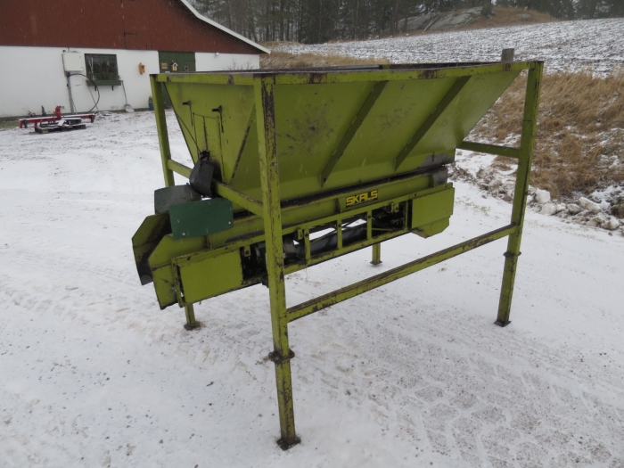 4273 SKALS small bunker with conveyor