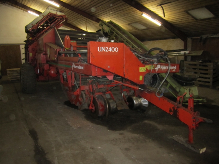 3125 Kverneland UN 2400 potato harvester 2 row with elevator