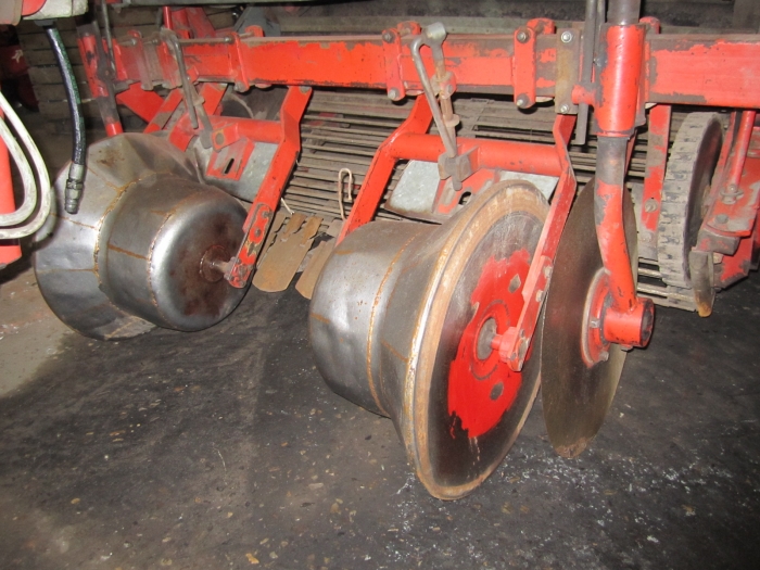 3125 Kverneland UN 2400 potato harvester 2 row with elevator