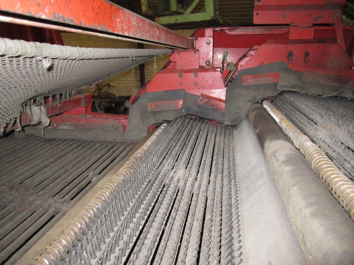 3125 Kverneland UN 2400 potato harvester 2 row with elevator
