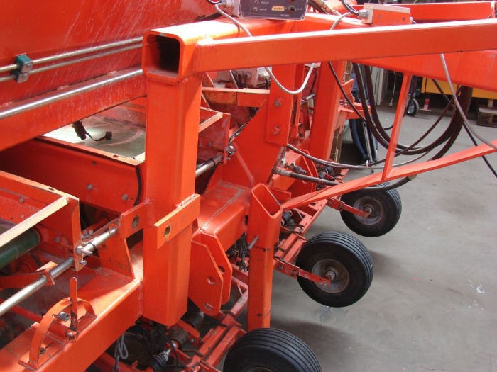 3237 Structural potato planter 4 row belt planter