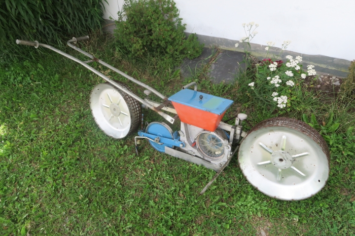 4666 Nibex Mini hand drawn precision seeder