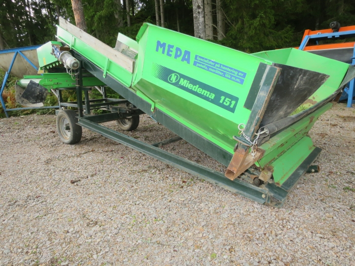 4688 Miedema SB151 receiving hopper
