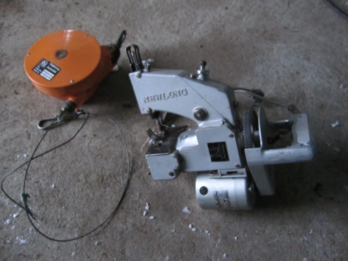 3191 NEWLONG sewing machine hand model with hanger