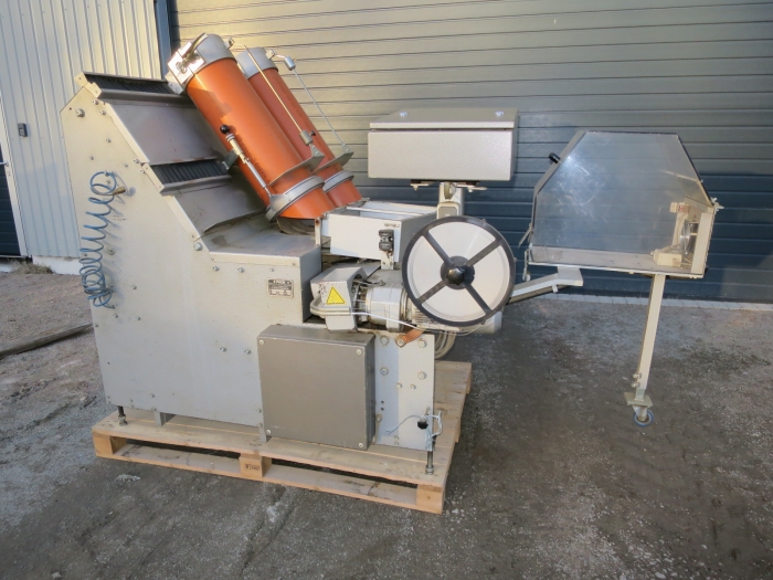 5025 C-Pack VAC 929 Net clipper automatic net bagger