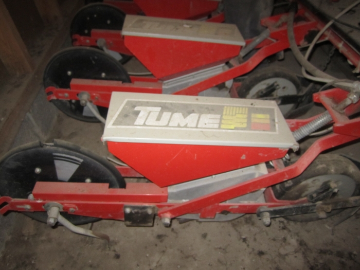 3302 TUME sugar beet seeder with fertilizer