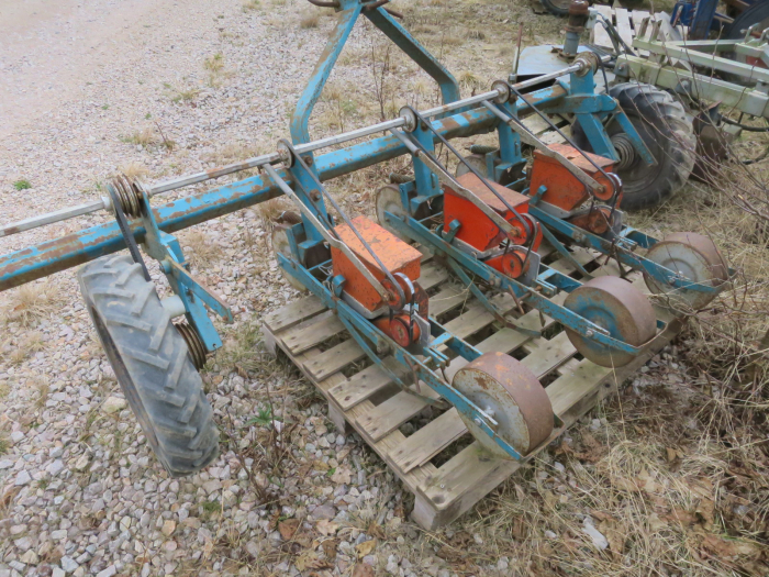 5372 Stanhay 3 row seeder