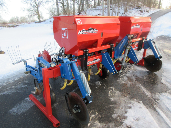 5559 Hatzenbichler row crop cleaner with fertilizer