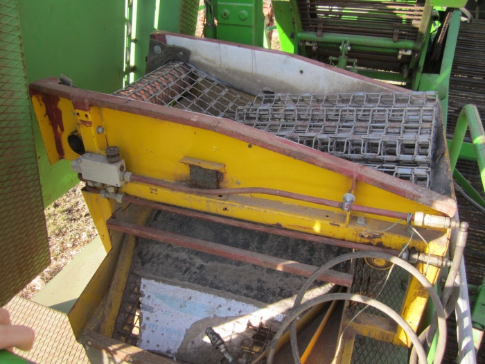 3355 Wühlmaus 1033 potato harvester with screen grader