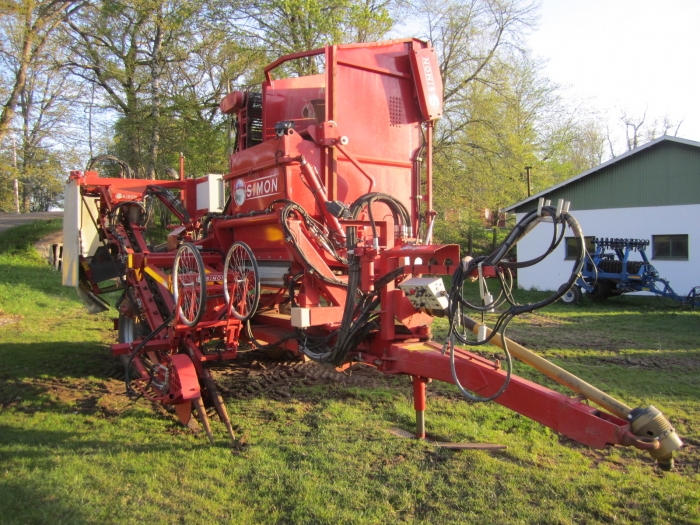 3352 Simon carrot harvester 1 row with bunker