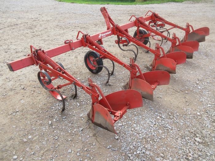 5721 Kverneland UN1100 potato ridger 4 row