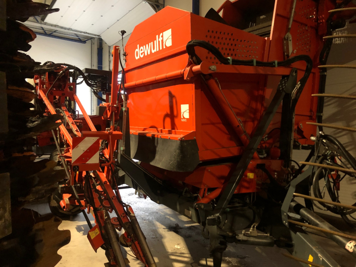 5739 Dewulf GBC carrot harvester 1 row with bunker