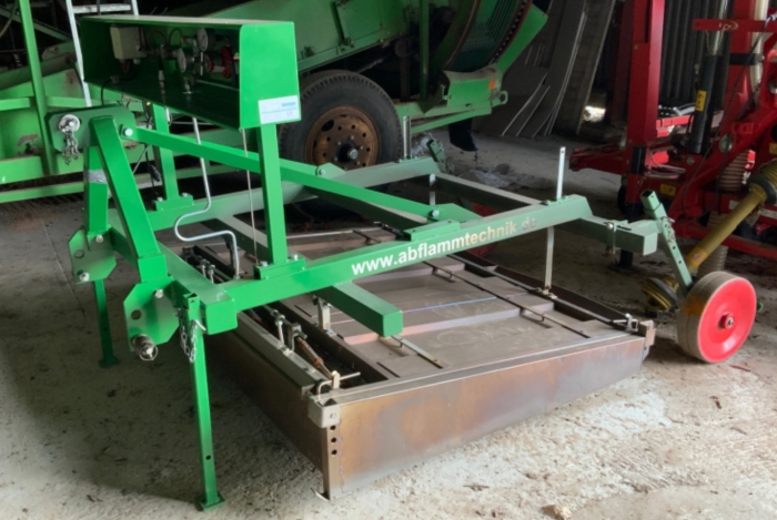 5766 Reinert weed burner for bed