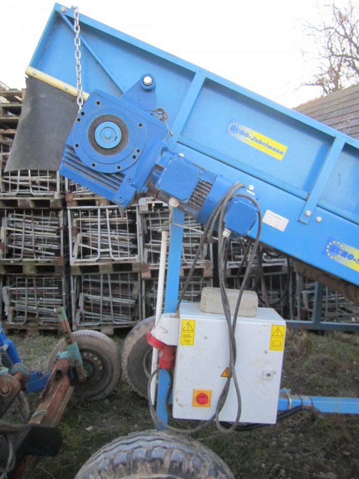 3375 Euro Jabelmann receiving hopper with roller cleaner