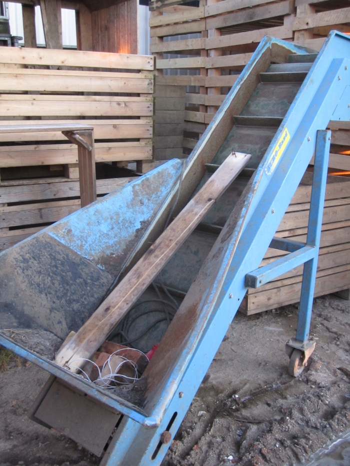 3375 Euro Jabelmann receiving hopper with roller cleaner