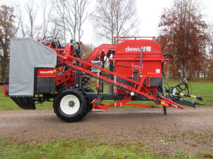 5896 Dewulf GBC carrot harvester with bunker