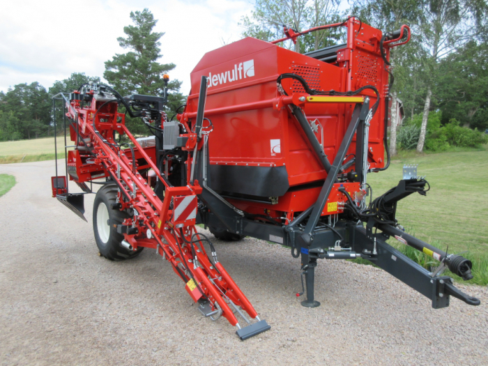 6107 Dewulf GBC carrot harvester with bunker