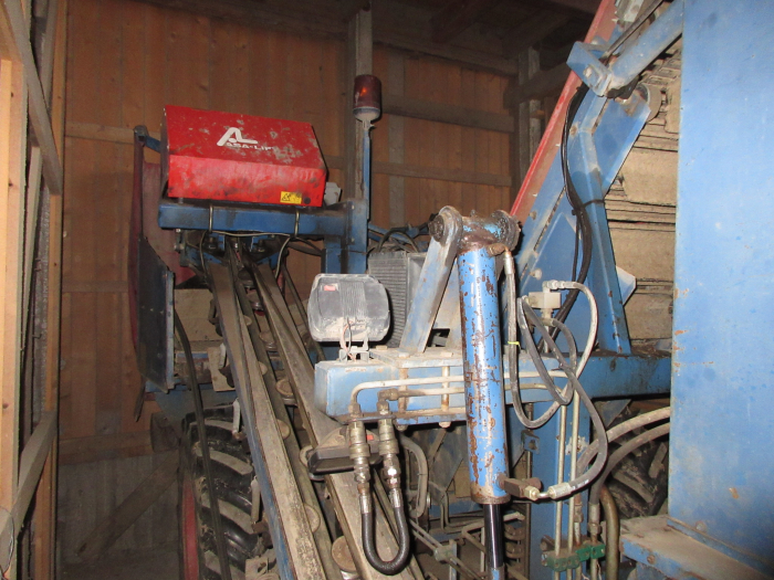 6282 Asa-Lift carrot harvester with bunker