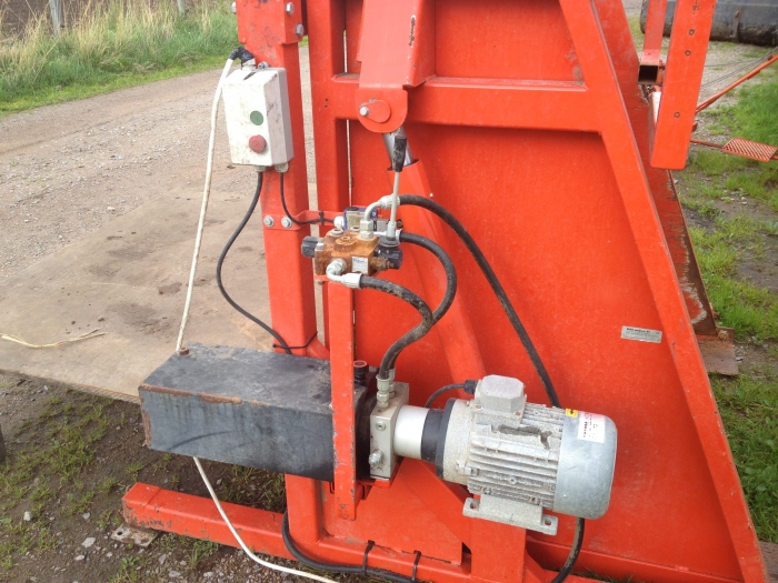 3436 EKKO box turner el-hydraulic 135 cm wide