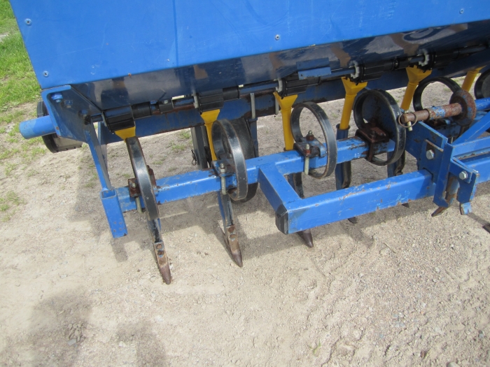 3472 Fiona row fertilizer
