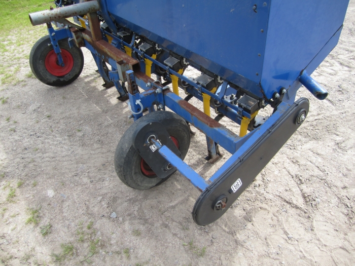 3472 Fiona row fertilizer