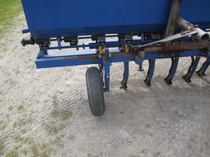 3472 Fiona row fertilizer