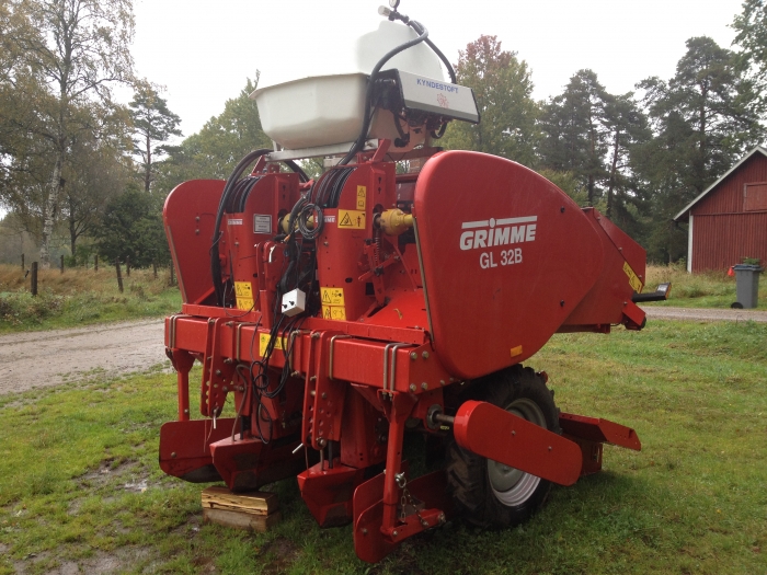3485 Grimme GL32B 2 row potato planter year 2009