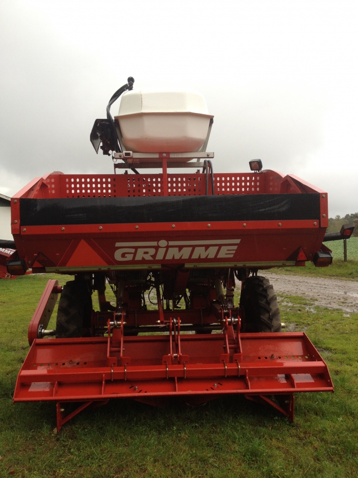 3485 Grimme GL32B 2 row potato planter year 2009