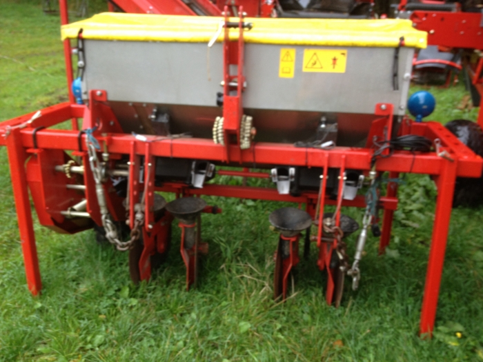 3485 Grimme GL32B 2 row potato planter year 2009
