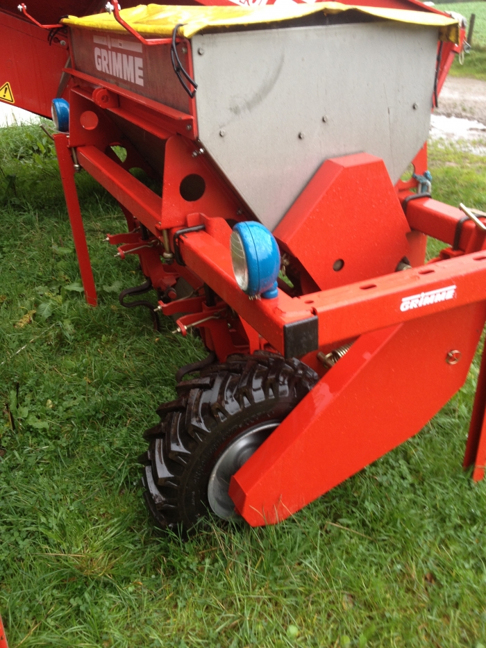 3485 Grimme GL32B 2 row potato planter year 2009