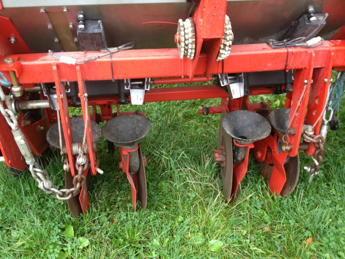 3485 Grimme GL32B 2 row potato planter year 2009