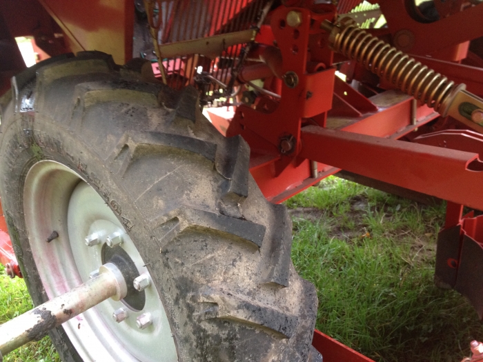 3485 Grimme GL32B 2 row potato planter year 2009