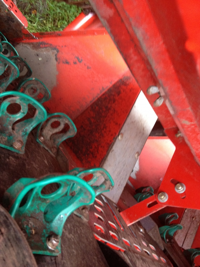 3485 Grimme GL32B 2 row potato planter year 2009