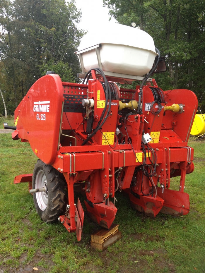 3485 Grimme GL32B 2 row potato planter year 2009