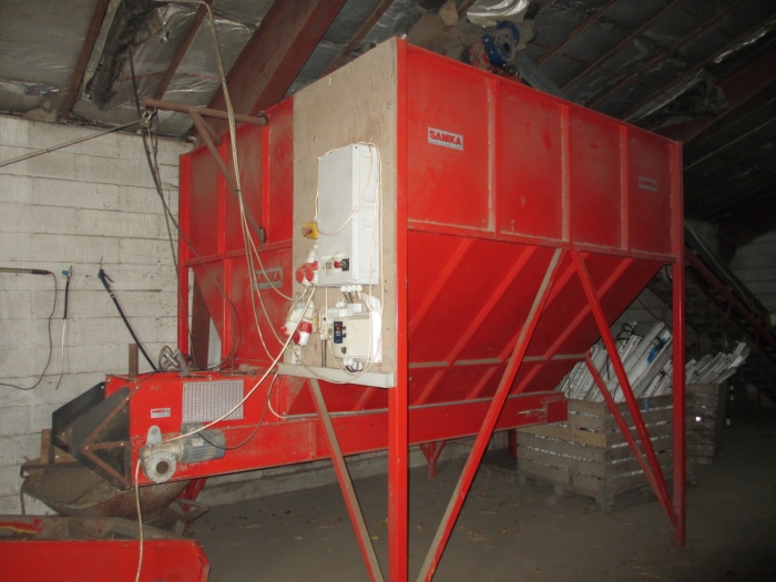 3511 Tong hopper with elevator, conveyor 